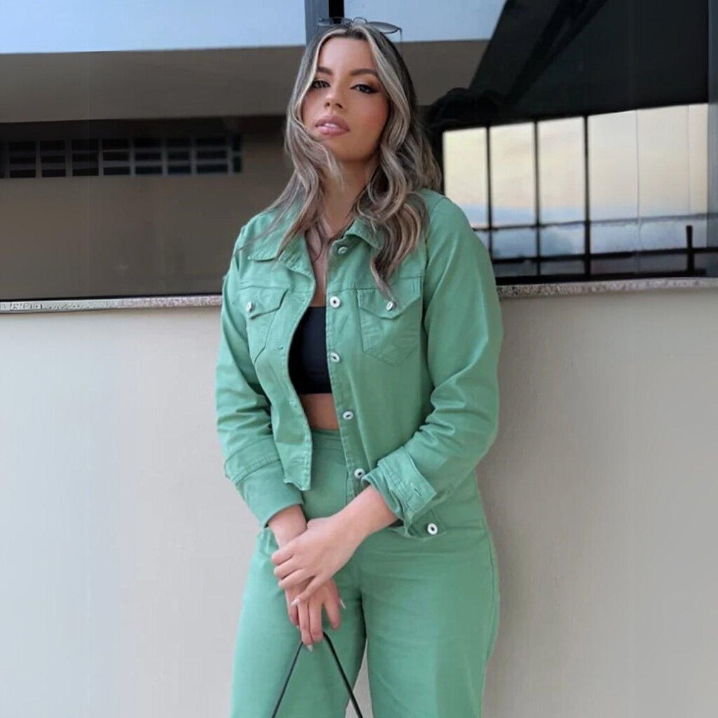 Jaqueta Feminina Cropped Sarja Desfiada (Não Desbota) Fecho em Botão Gola Colarinho Bolso Frontal