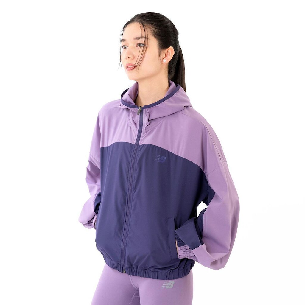 Jaqueta New Balance Sport Woven Feminina com Capuz WJ6129DF
