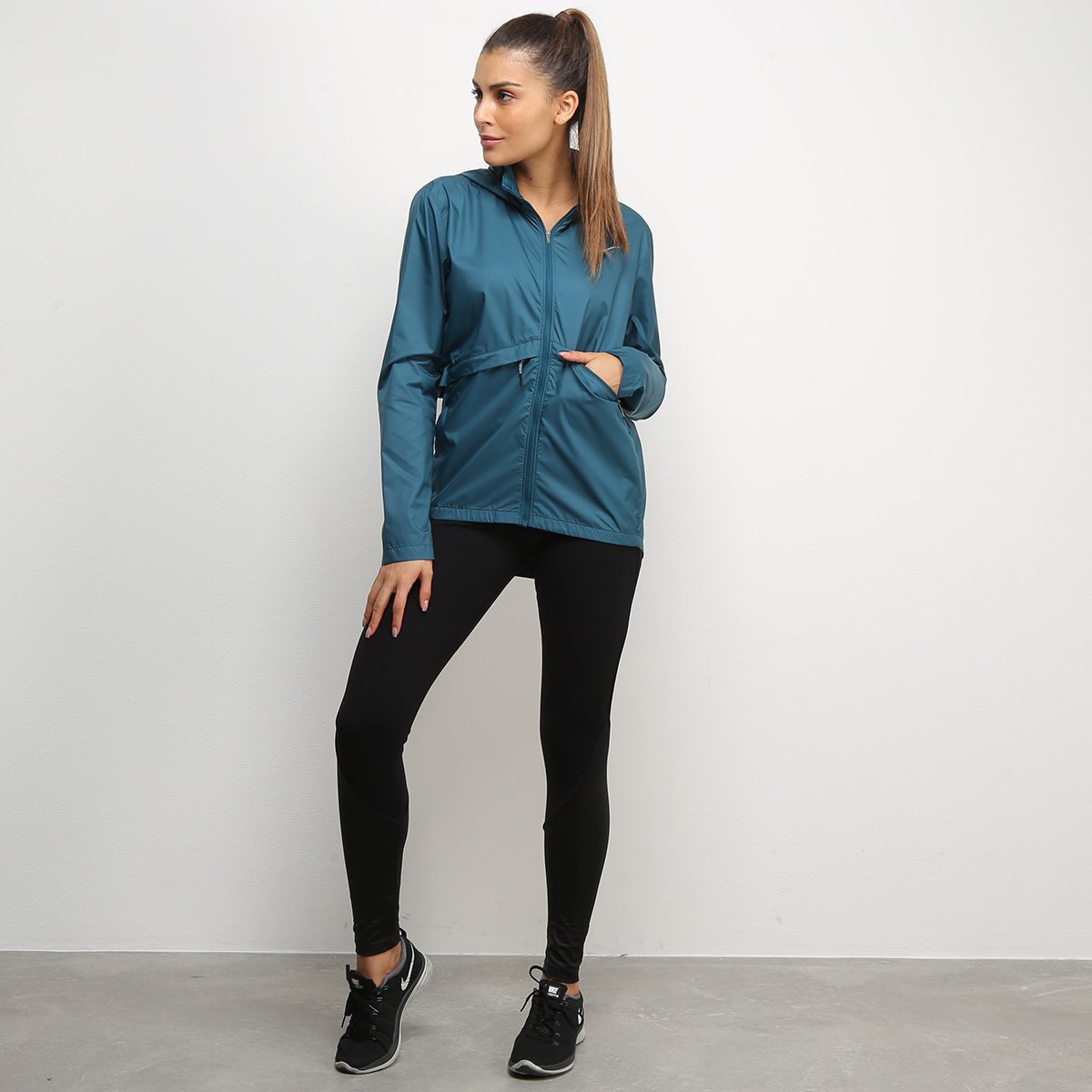 jaqueta nike essential hd com capuz feminina