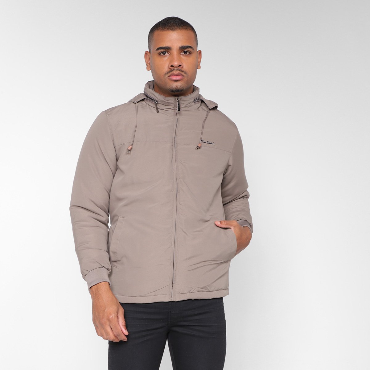 Jaqueta Pierre Cardin Microfibra Capuz Masculina - Cáqui Menor preço em Jaqueta Pierre Cardin Microfibra Capuz Masculina - Cáqui