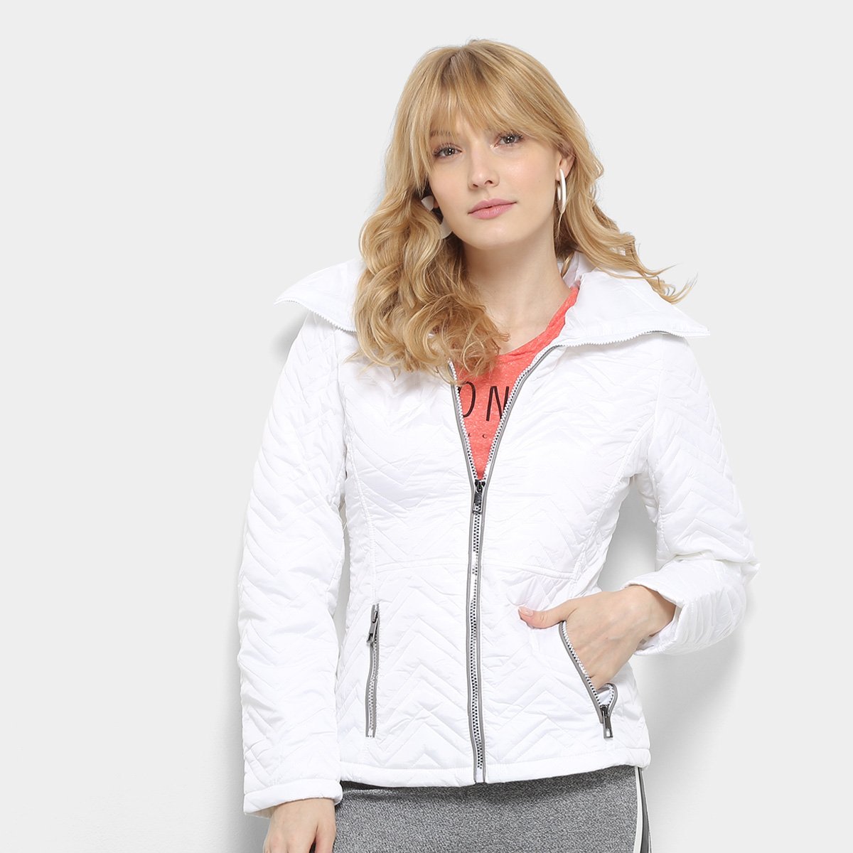 Jaqueta Queen's Matelassê Gola Alta Feminina - Off White é ruim? Jaqueta Queen's Matelassê Gola Alta Feminina - Off White é boa?