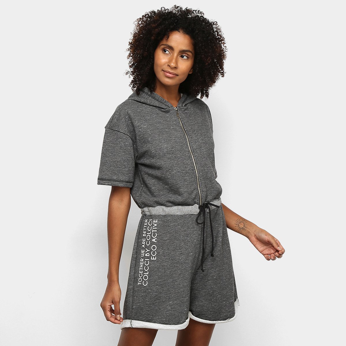 Macaquinho Moletom Colcci Fitness c/ Capuz Feminino - Preto+Off White Menor preço em Macaquinho Moletom Colcci Fitness c/ Capuz Feminino - Preto+Off White