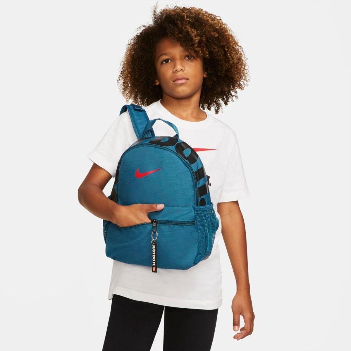 Mochila Nike Brasilia JDI Infantil - Azul Menor preço em Mochila Nike Brasilia JDI Infantil - Azul