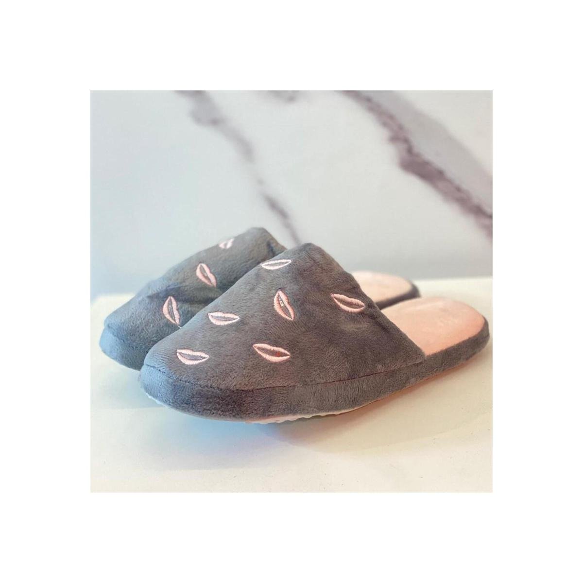 Pantufa Feminina Macia com Bordado de Beijinho Ci - Cinza Menor preço em Pantufa Feminina Macia com Bordado de Beijinho Ci - Cinza