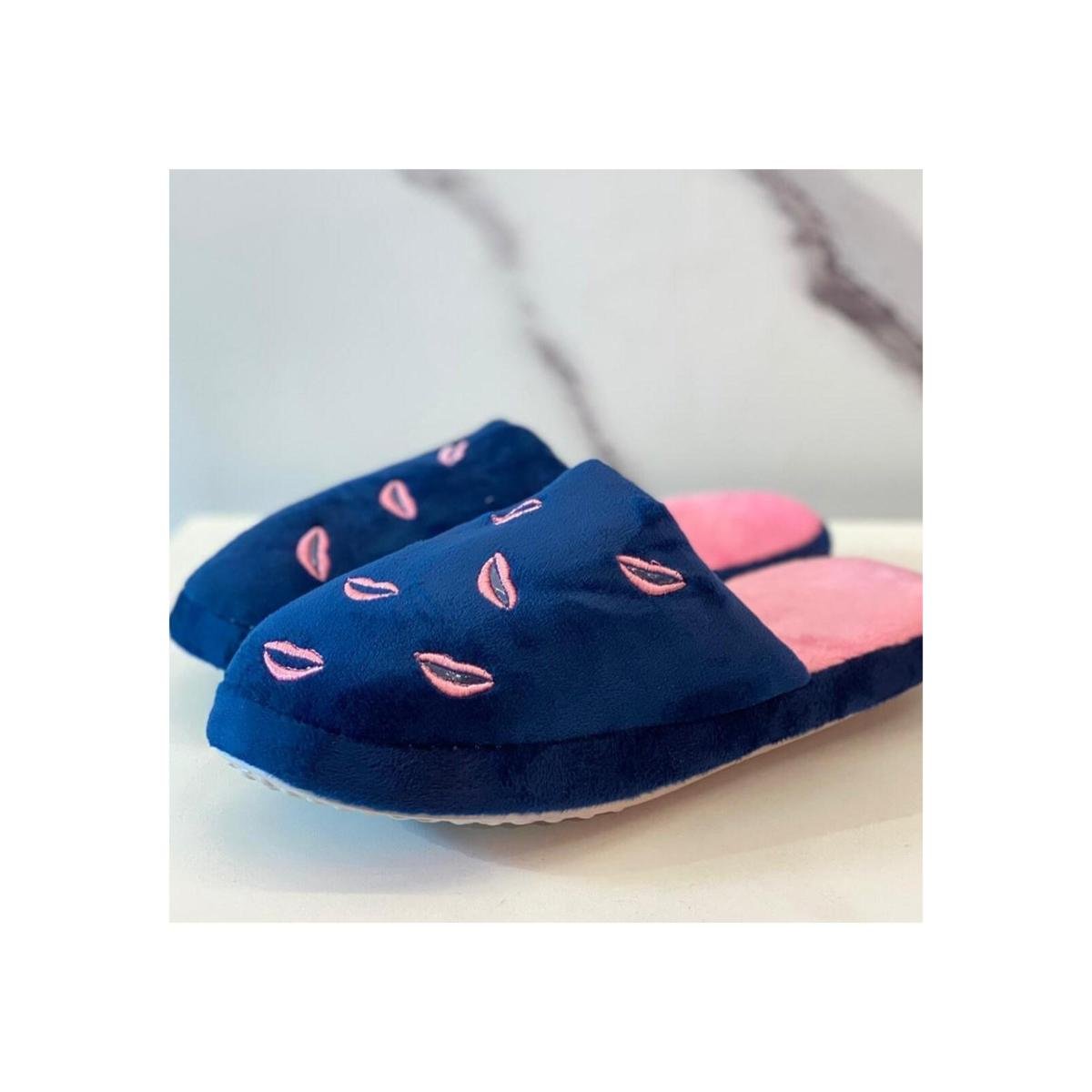 Pantufa Feminina Macia com Bordado de Beijinho Ci - Azul Escuro Menor preço em Pantufa Feminina Macia com Bordado de Beijinho Ci - Azul Escuro