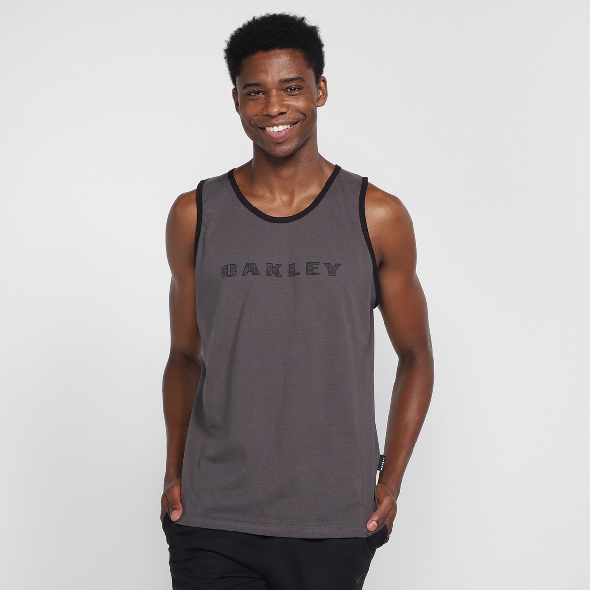 Regata Oakley Mod Mythologies Logo Masculina - Grafite Menor preço em Regata Oakley Mod Mythologies Logo Masculina - Grafite