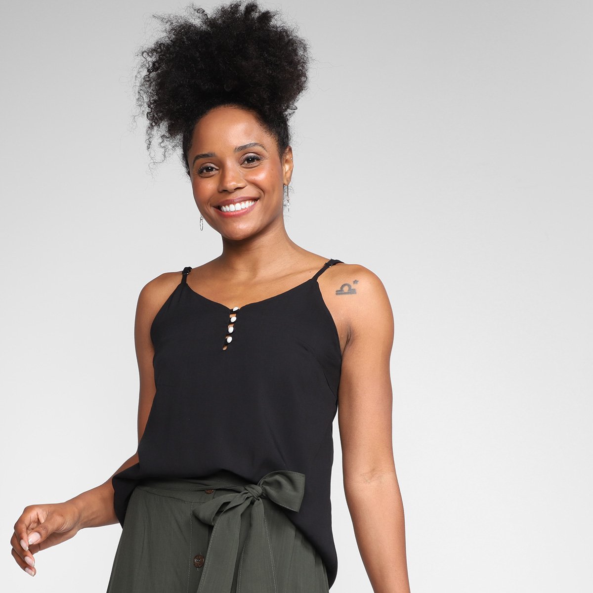 Regata Road Mel Botões Alça Fina Feminina - Preto Menor preço em Regata Road Mel Botões Alça Fina Feminina - Preto