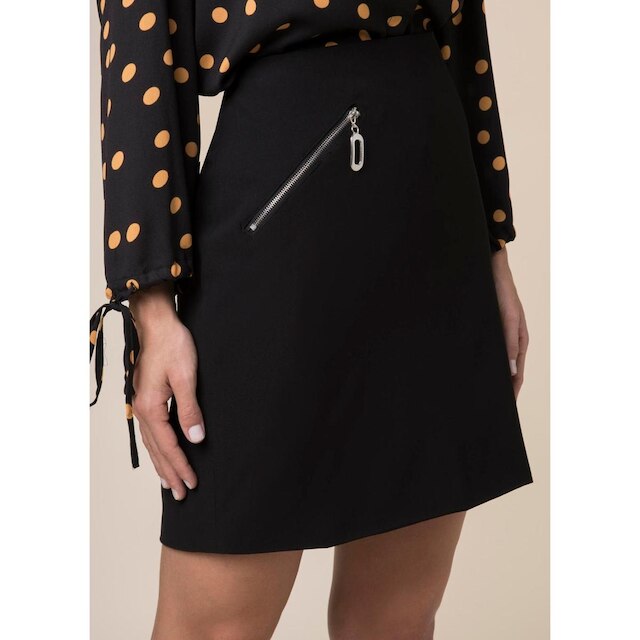 Saia Curta Bolso Zíper Preto 38