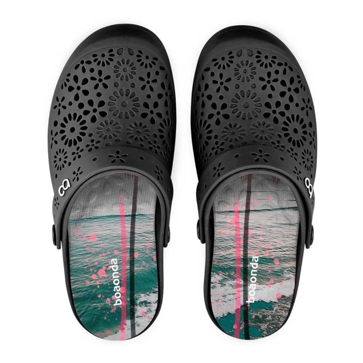 Sandália Clog Babuche Boa Onda Nellie Feminino + Cores - Preto Menor preço em Sandália Clog Babuche Boa Onda Nellie Feminino + Cores - Preto