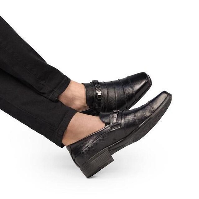 Sapato Social Masculino De Couro Com Detalhe em Metal