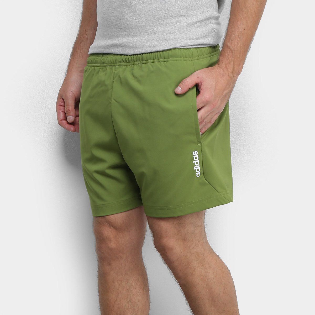 Short Adidas Essentials Plain Chelsea Masculino - Verde Menor preço em Short Adidas Essentials Plain Chelsea Masculino - Verde