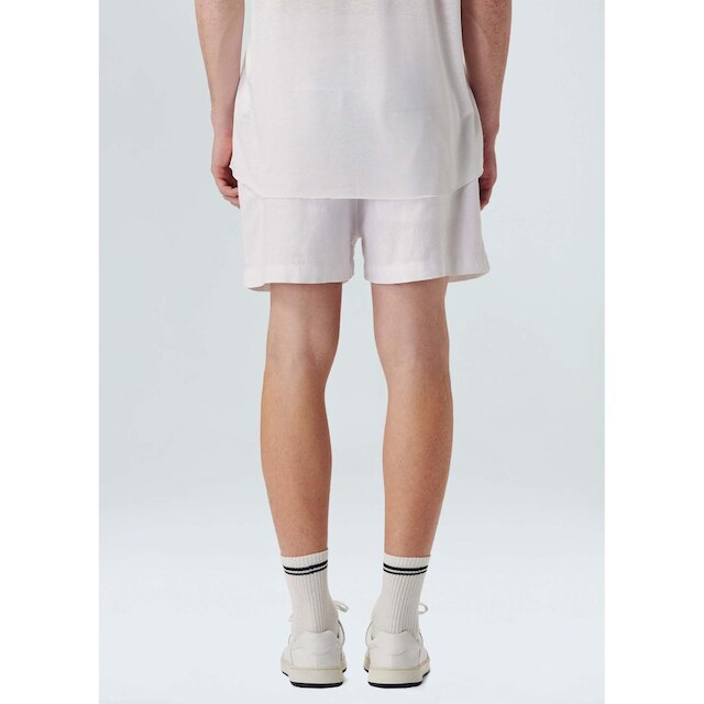 Short fluid linen pleats