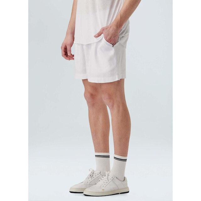 Short fluid linen pleats