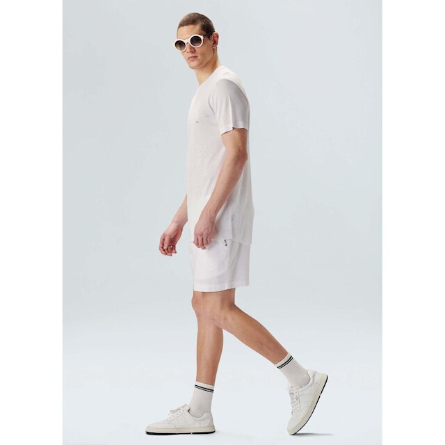 Short fluid linen pleats