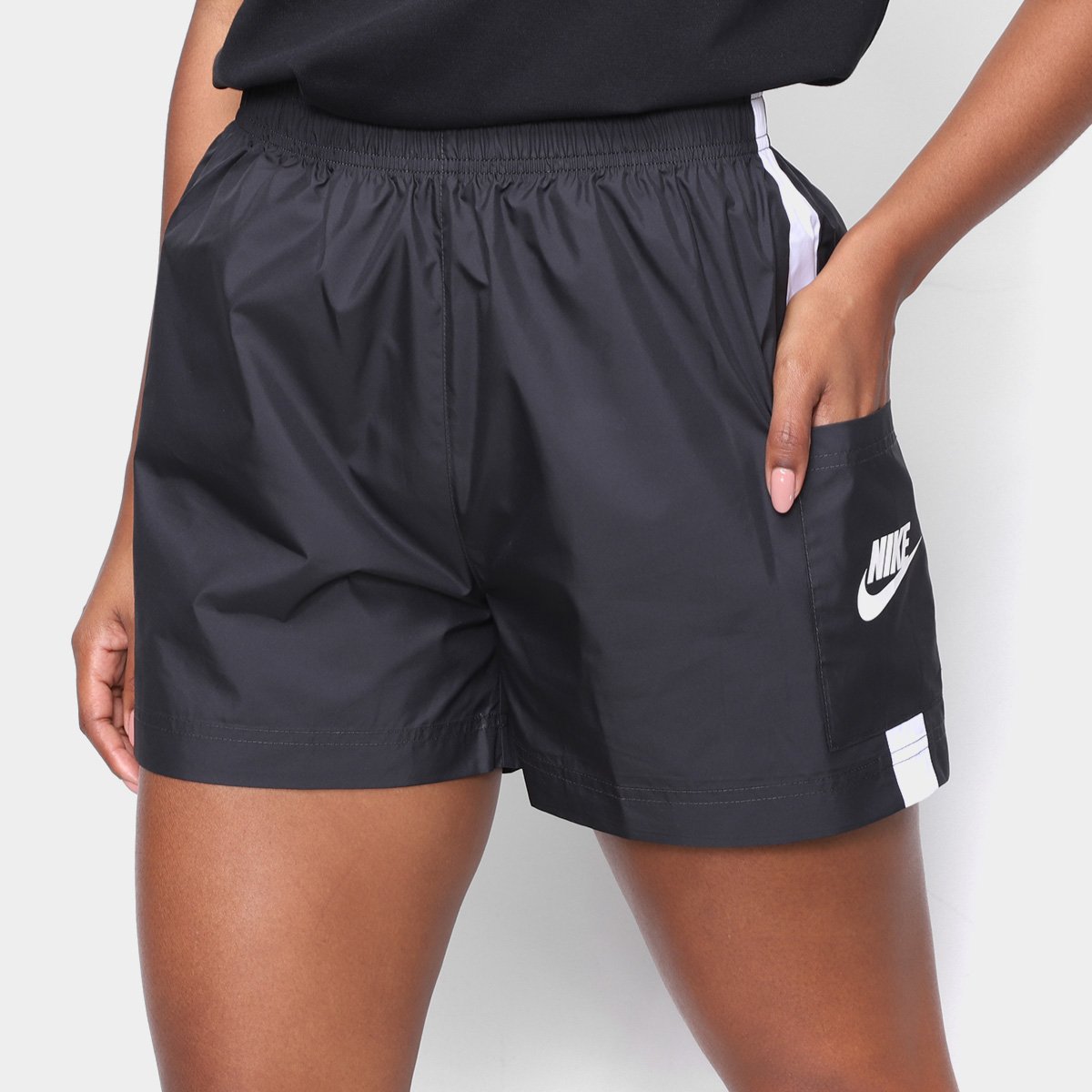 Short Nike Woven Feminino - Preto+Branco Menor preço em Short Nike Woven Feminino - Preto+Branco