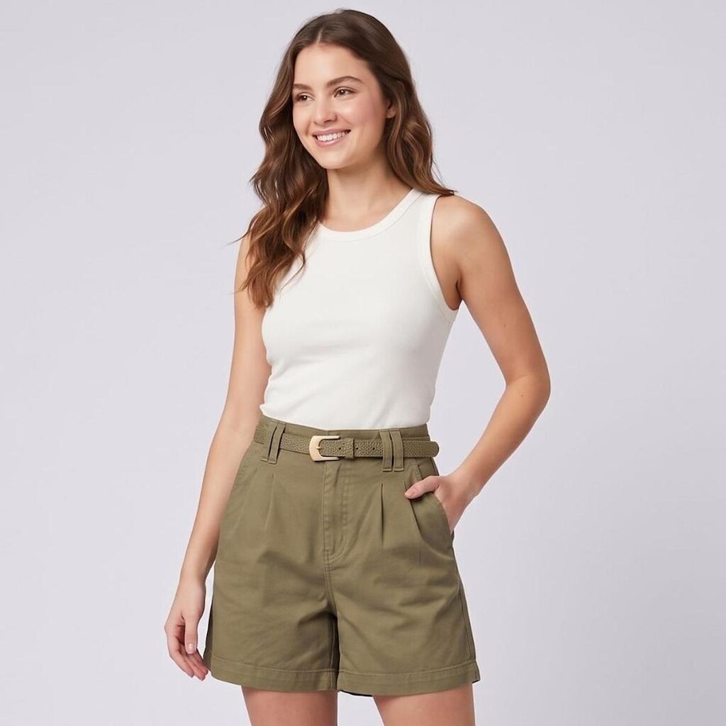 Shorts Feminino Sarja com Pregas e Cinto