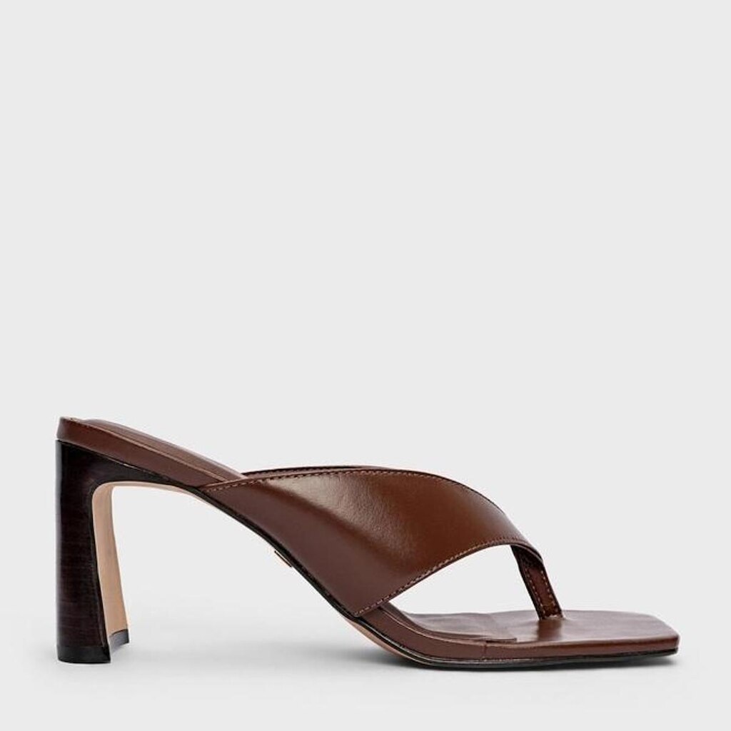Tamanco / Open Mule Thong Iconic em Couro Marrom Carrano
