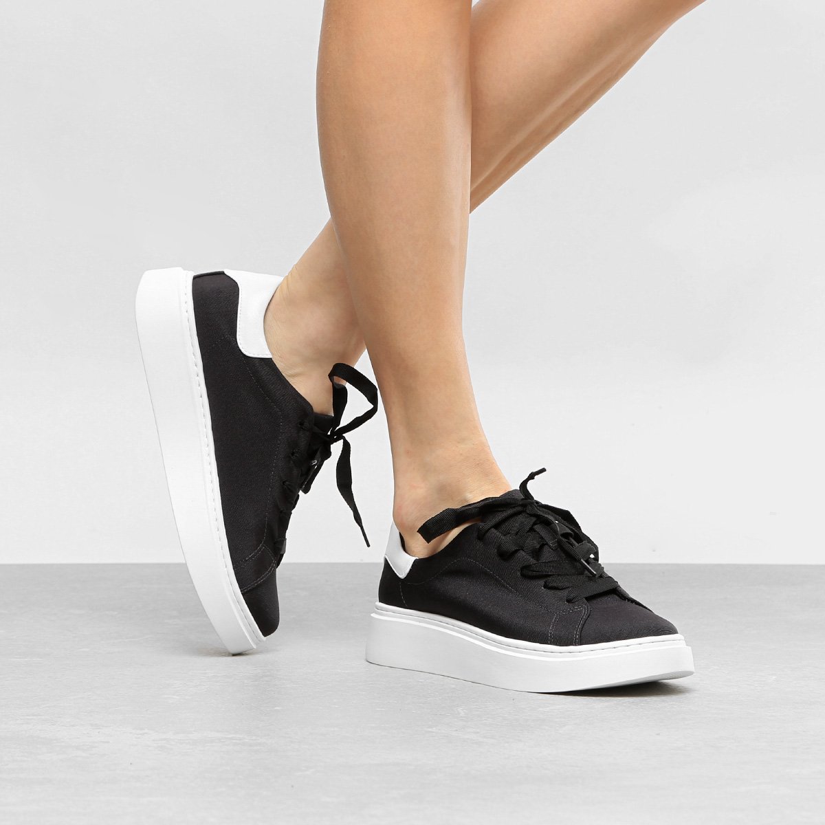 tenis com a frente larga