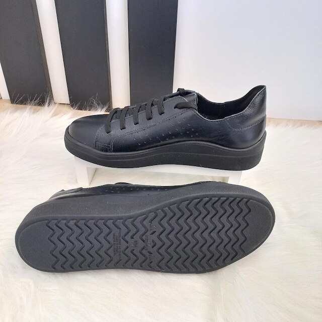 Tênis Casual Feminino em Couro Sola Preta Flatform
