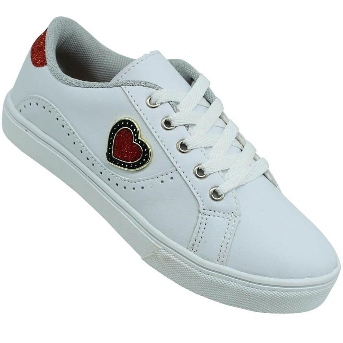 tenis branco feminino com coracao