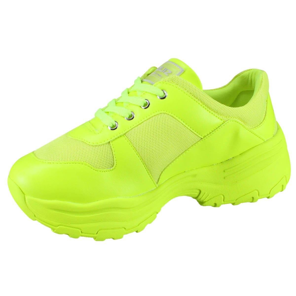 tenis amarelo fluorescente
