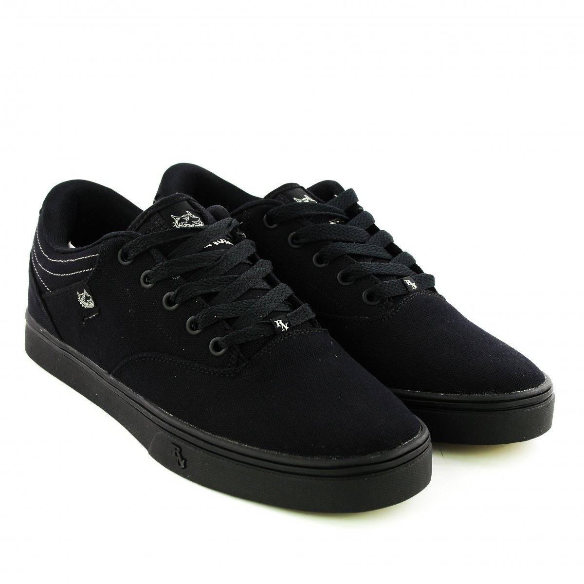 tenis red nose skateboarding