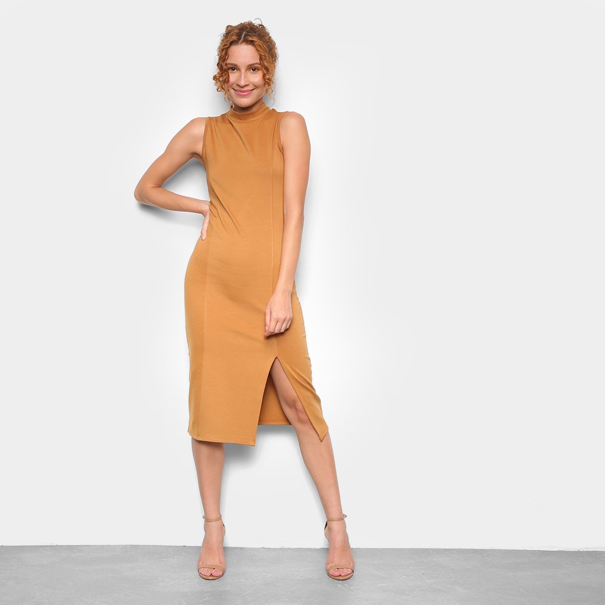 Vestido Avanzi Tubinho Midi Gola Alta Com Fenda - Caramelo é ruim? Vestido Avanzi Tubinho Midi Gola Alta Com Fenda - Caramelo é boa?