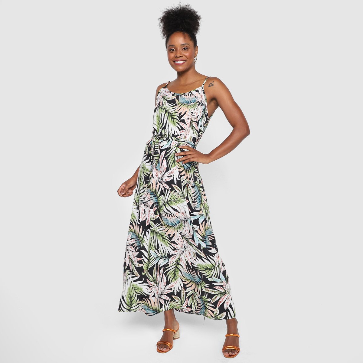 Vestido Longo Ayaka Evasê Floral - Preto Menor preço em Vestido Longo Ayaka Evasê Floral - Preto